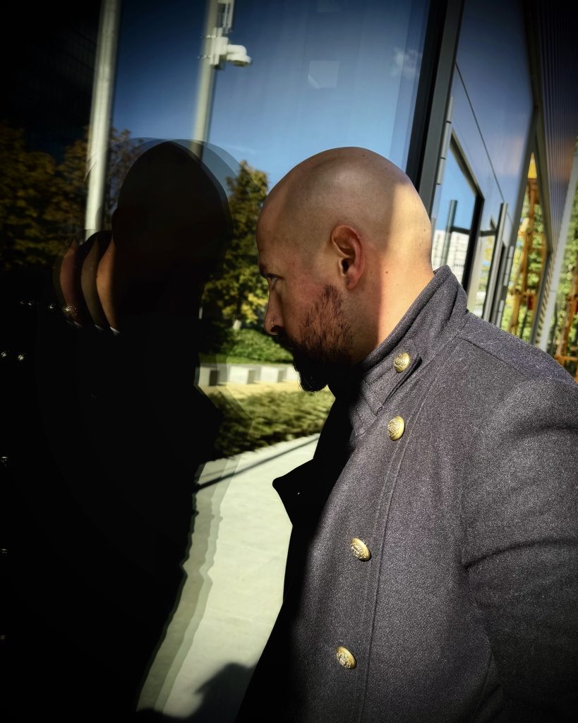 luis eloy enfrentandose a su oscuro reflejo